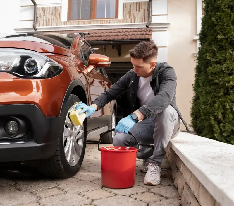 Lavage auto à domicile Saint-Loup-des-Chaumes : professionnel intervenant sur un véhicule